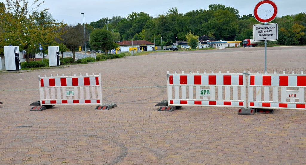 Den Neumarkt in Staßfurt hat die Stadt weitgehend als Parkplatz gesperrt. Darüber scheiden sich die Geister. Mit dem Abriss der abgebrannten Spielhalle (Hintergrund rechts) habe das nichts zu tun. Auch nicht mit dem möglicherweise noch in diesem Jahr entstehenden Aldi-Markt.