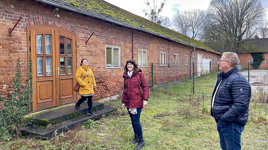 Bauamtsleiterin Linda Hermann, Stadtchefin Doreen Krüger und Möckerns Orts-BM Detlef Friedrich (v. li.) besichtigten bereits im Januar 2024 die in Frage kommenden Räume für ein Jugendzentrum.