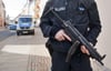 Ein Polizist trägt eine Maschinenpistole. Zwei Magazine dafür sind jetzt verschwunden. 
