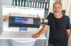 Andreas Thauer mit seiner Erfindung -  dem Thauer Power Heat Bag.