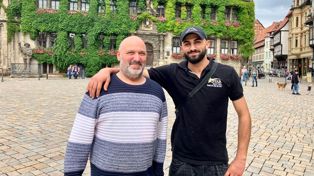 Ahmet Polat (rechts) und sein Unterstützer Jakub Ibrahimovic aus Quedlinburg. Sie kämpfen dafür, dass Flüchtling Polat bleiben und eine Ausbildung anfangen darf.