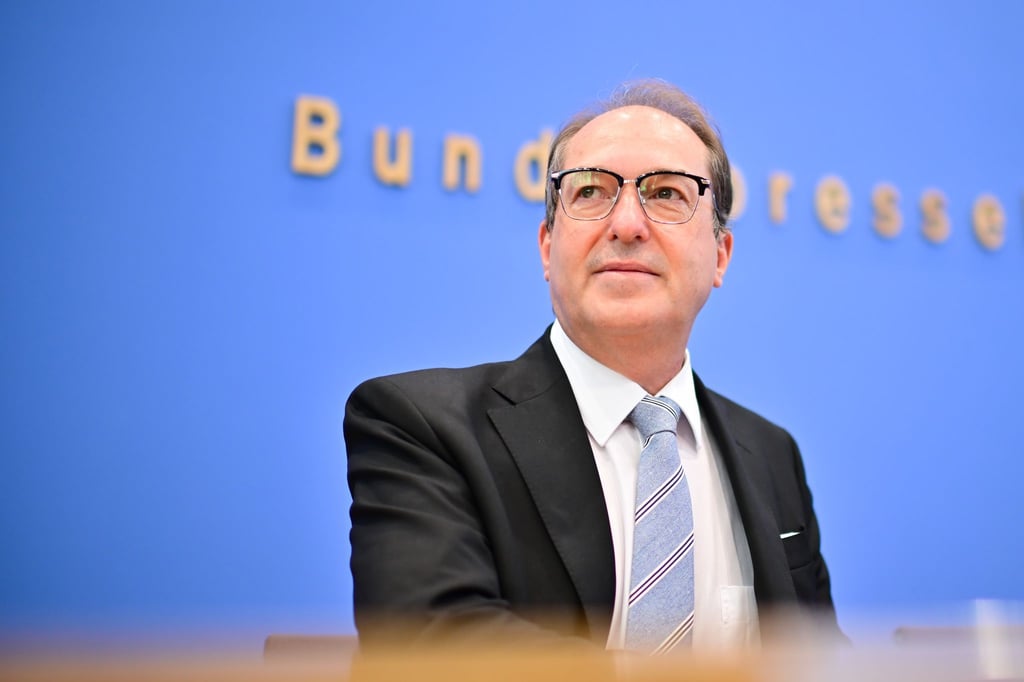 Innenminister Alexander Dobrindt (CSU) kündigte an, dass die im Koalitionsvertrag mit der SPD vereinbarte dreimonatige Speicherung von IP-Adressen zügig umgesetzt wird.