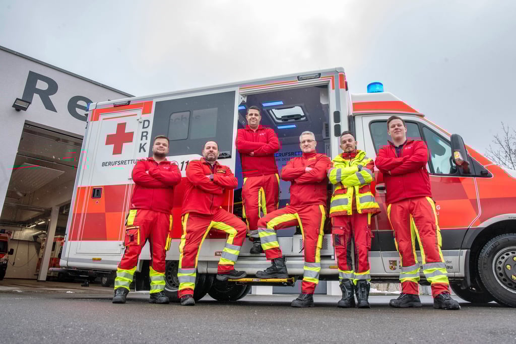 Die DRK-Rettungssanitäter von der Dessauer Rettungswache sind Teil einer Show im Fernsehen.