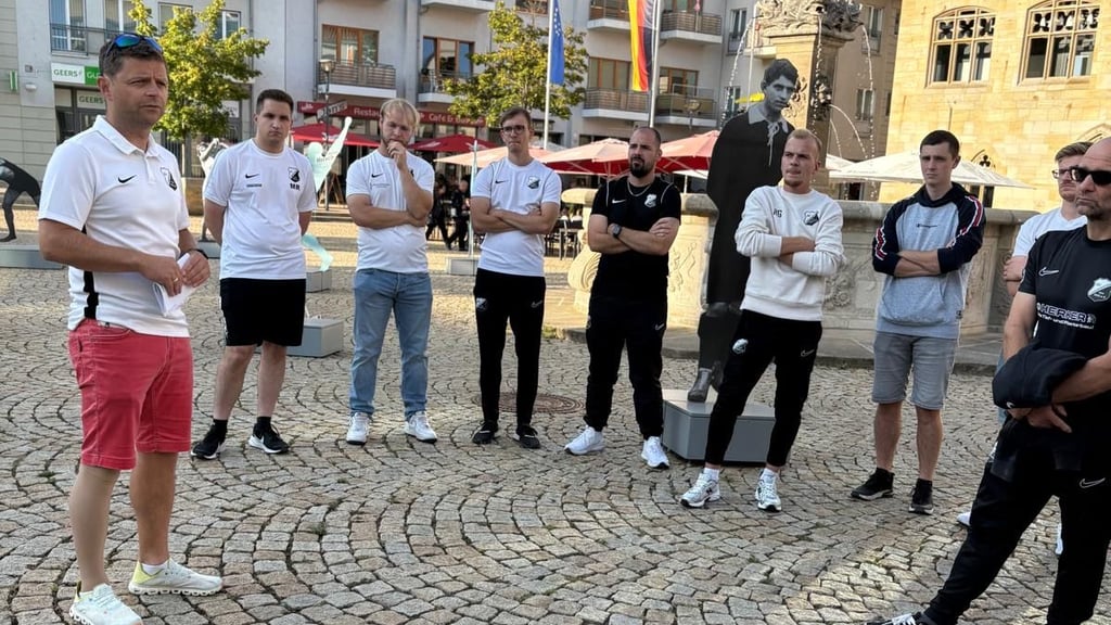 Langensteins Fußball-Herrenteams besuchten mit Vereinschef Sebastian Knobbe (links) die Ausstellung auf dem Holzmarkt in Halberstadt.