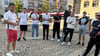Langensteins Fußball-Herrenteams besuchten mit Vereinschef Sebastian Knobbe (links) die Ausstellung auf dem Holzmarkt in Halberstadt. 