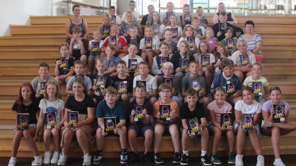 Sie freuen sich über die neuen Hausaufgabenhefte: die Fünftklässler an der Sekundarschule Dardesheim im Schuljahr 2025/26.