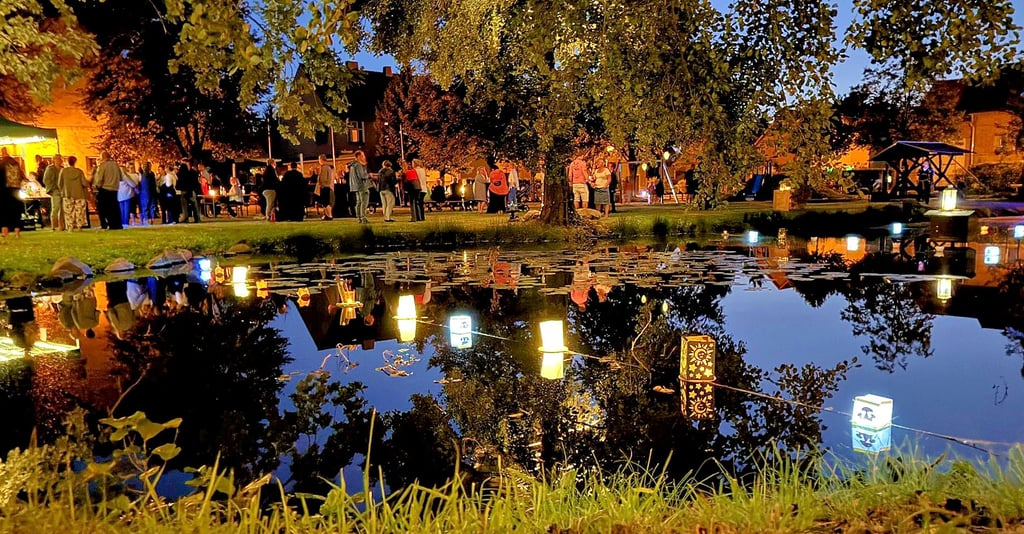 Selbstgebaute Boote schwimmen über den Teich in Bülzig.