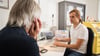 Ärzte können bei einem Tinnitus eine Digitale Gesundheitsanwendung (DiGA) verordnen. Diese wird dann von der Krankenkasse bezahlt.