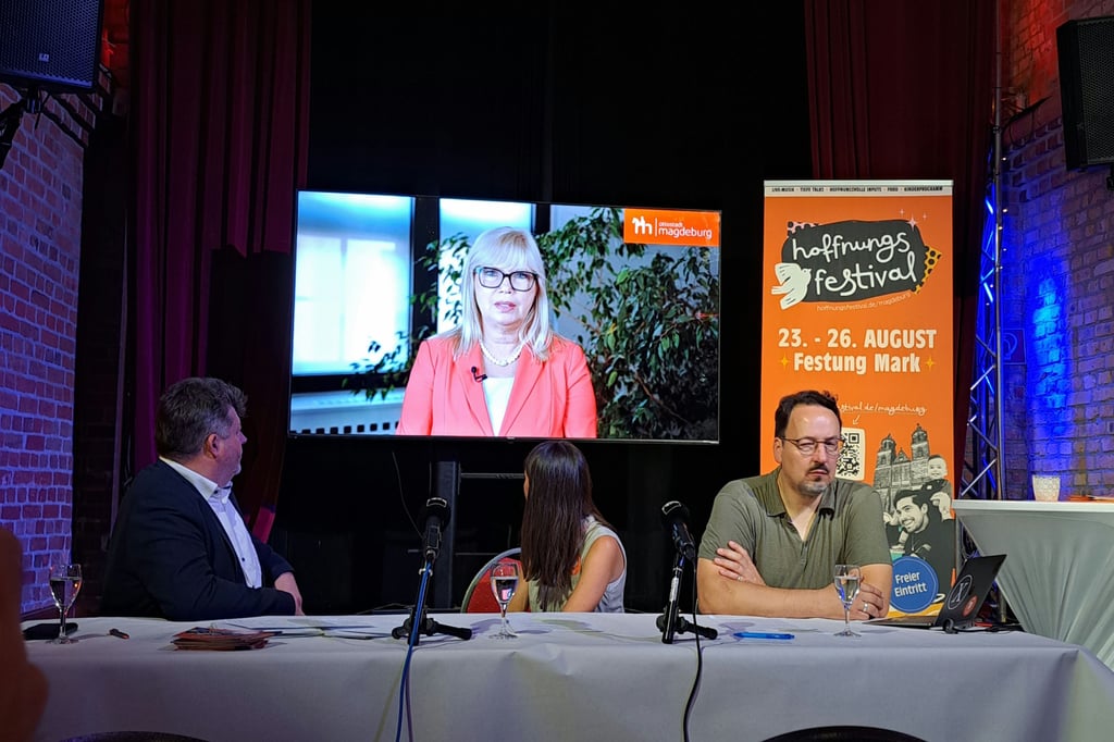 Oberbürgermeisterin Simone Borris erklärt in einer digitalen Grußbotschaft, wie gerne sie die Schirmherrschaft für das Hoffnungsfestival übernommen hat.