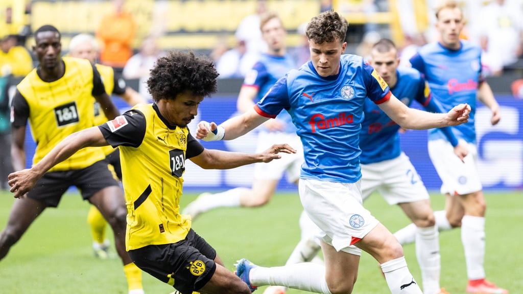 FCM-Neuzugang Max Geschwill (rechts) durfte sich in der Bundesliga schon mit Nationalspielern wie Karim Adeyemi (links) messen.