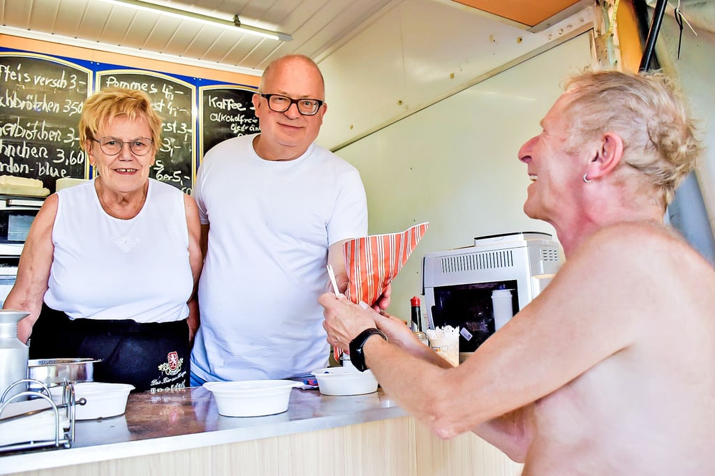 In diesem Jahr feiert Waltraud Dämmrich ihr 15-jähriges Firmenjubiläum. Gemeinsam mit ihrem Mann Udo Freyberg verwöhnt sie die Kundschaft mit Pommes, Nuggets und Eis. Noch bis Ende August ist das Paar im Freibad Theißen am Imbisswagen anzutreffen.