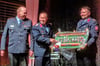 Lüneburgs Stadtbrandmeister Rainer Utermöhlen überreicht Ortswehrleiter Yves Kluge und seinem Stellvertreter Daniel Wagner (v.l.) ein Präsent.