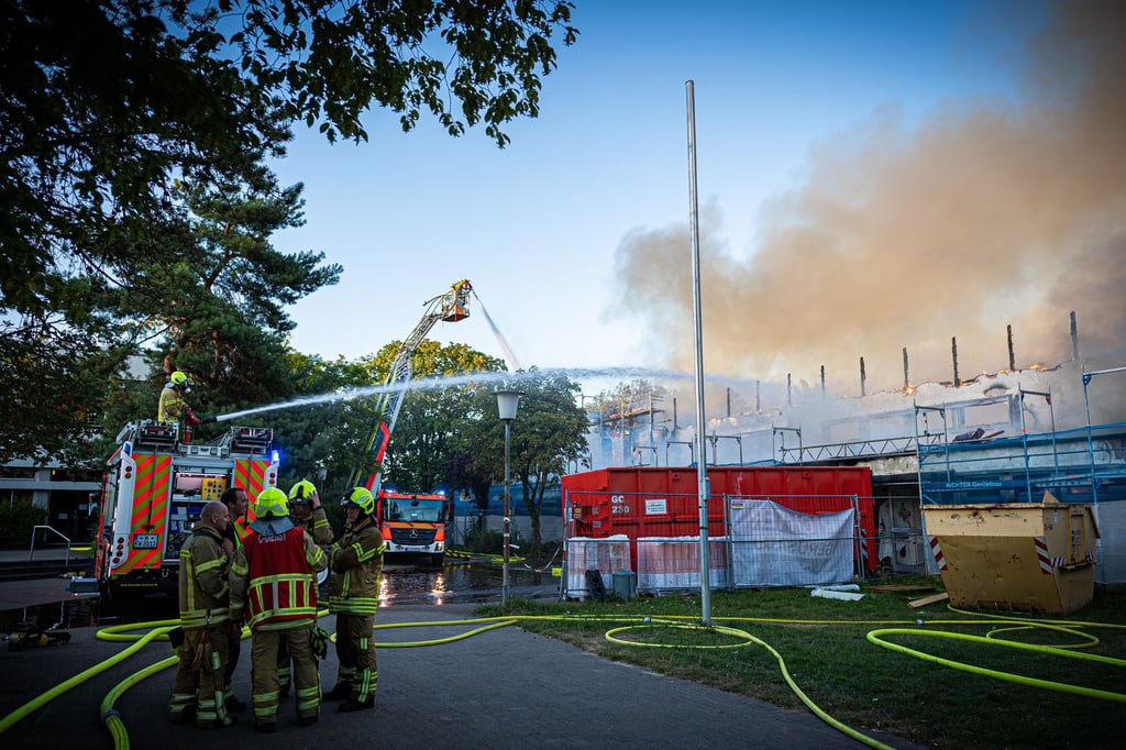Die Turnhalle brannte bis auf ihre Grundmauern nieder.