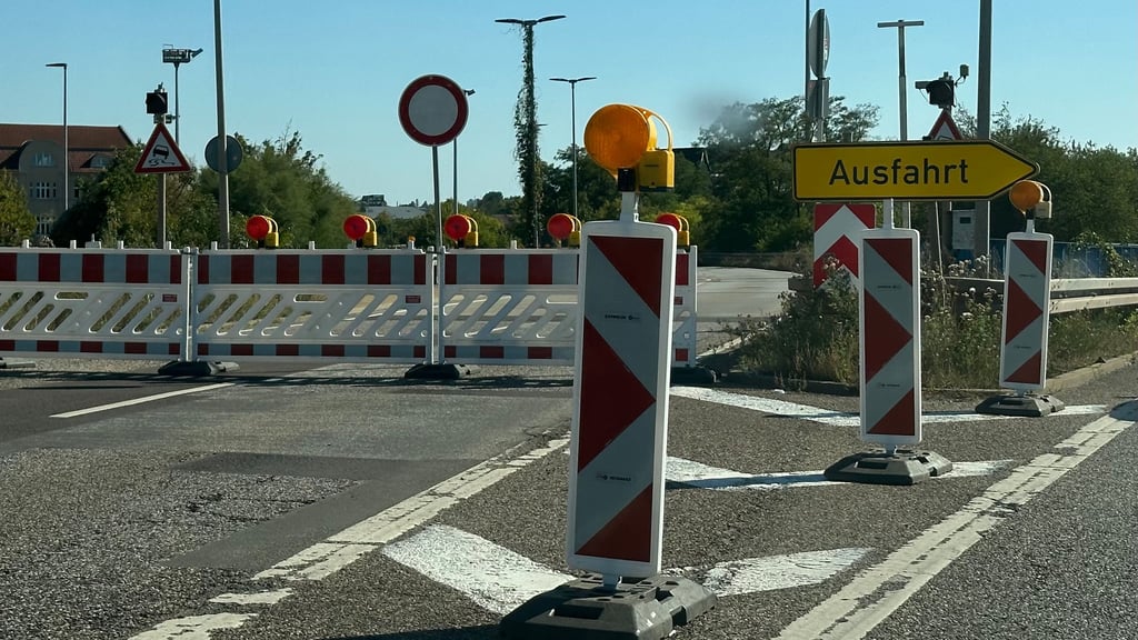 Die Ringbrücke, die über die Halberstädter Straße in Magdeburg führt, ist gesperrt. Letzte Ausfahrt von Norden kommend ist hier Sudenburg. Die Brücke muss abgerissen werden.