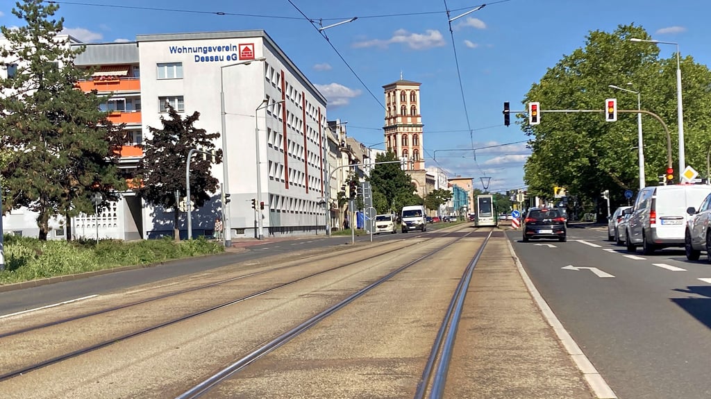 Die Askanische Straße in Dessau-Roßlau: In manch anderen Städten wäre ein solcher Straßenbahnabschnitt womöglich bereits begrünt.