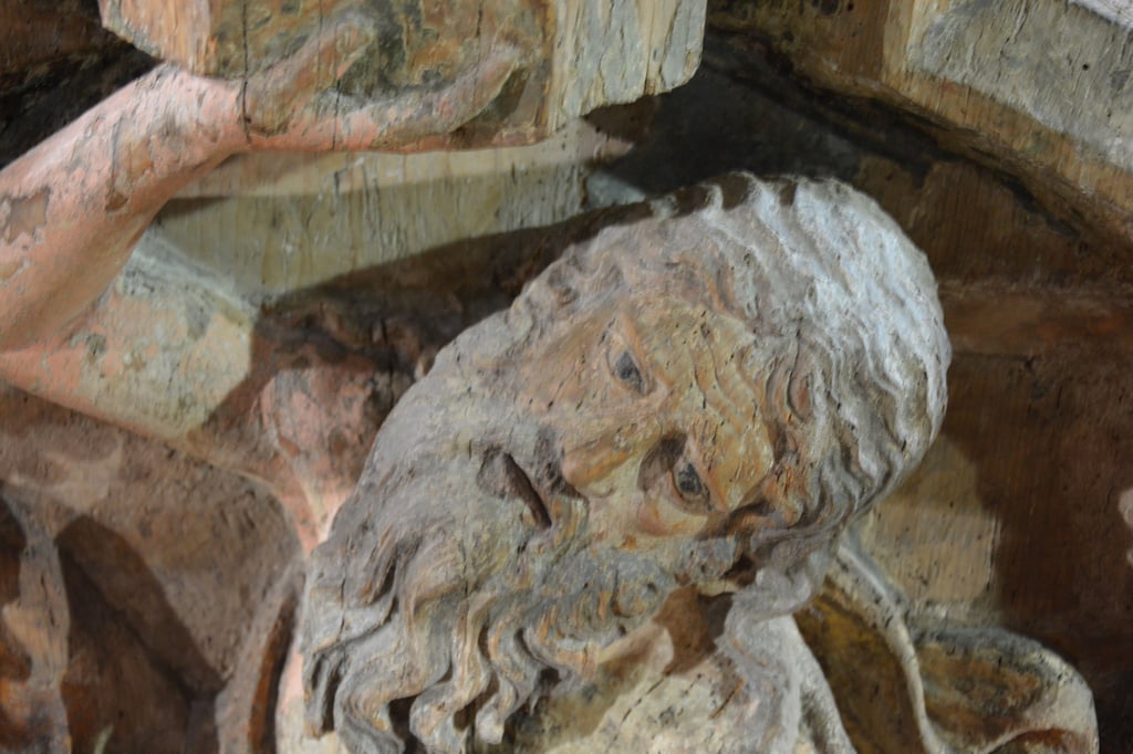 Detail der Triumphkreuzgruppe im Halberstädter Dom: Adam trägt das Kreuz Christi, er erwacht aus dem Todesschlaf.