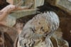 Detail der Triumphkreuzgruppe im Halberstädter Dom: Adam trägt das Kreuz Christi, er erwacht aus dem Todesschlaf.
