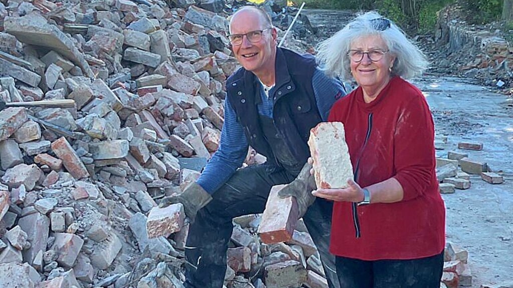 Harald Henke und Jutta Fischer bergen die Steine in Eisleben.