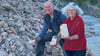 Harald Henke und Jutta Fischer bergen die Steine in Eisleben. 
