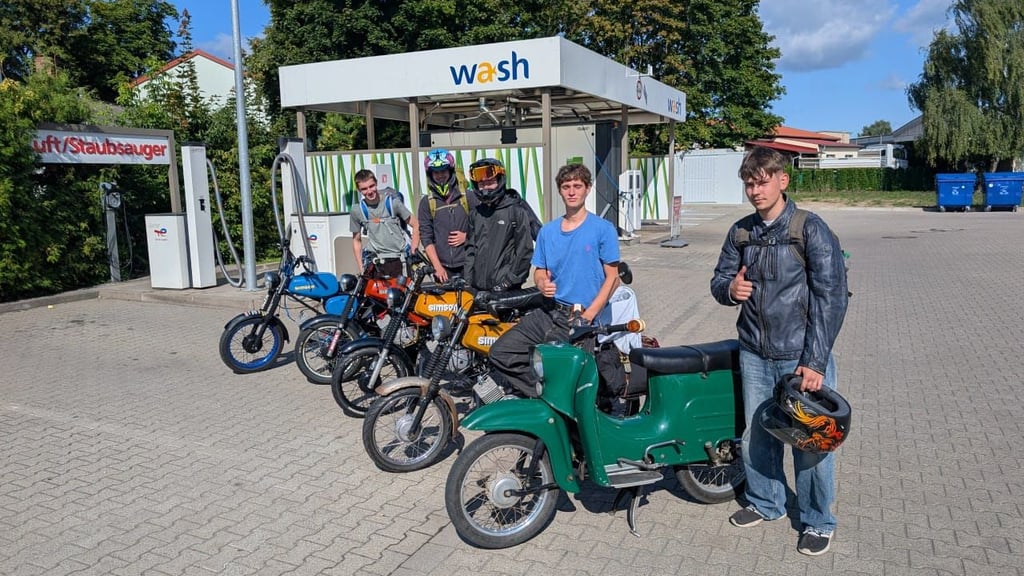 Die fünf Jugendlichen Hans Meinhof, Dean Schaller, Linus Quandt, Oskar Leupold und Manuel Frenzel (v.l.) wagten das Abenteuer Simson-Tour durch halb Deutschland.