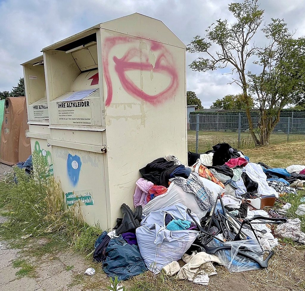 Ein Bild, in diesem Fall aktuell aus der Friedensstraße in Tangermünde, gegen das viele Städte in ganz Deutschland und auch die Aufsteller der Kleidercontainer scheinbar nichts in der Hand haben.
