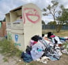 Ein Bild, in diesem Fall aktuell aus  der Friedensstraße in Tangermünde, gegen das viele Städte in ganz Deutschland  und auch die Aufsteller der Kleidercontainer scheinbar nichts in der Hand haben. 