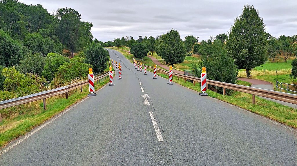 Die Fahrbahn auf der Brücke über den Hasenwinkelbach zwischen Hettstedt und Walbeck ist wegen Schäden an der Brücke eingeengt.