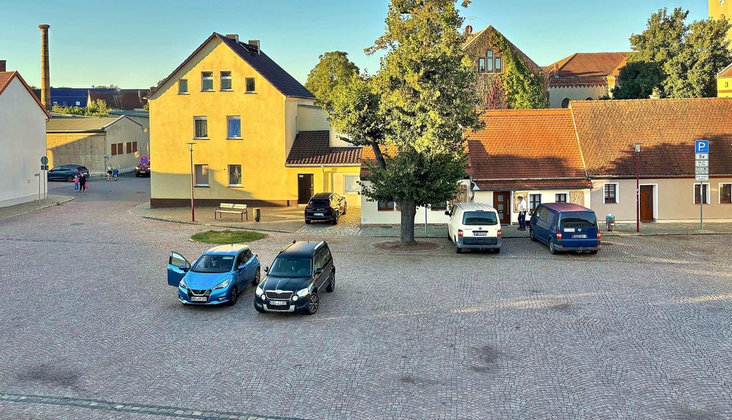 Die Parksituation vor der Grundschule „Am Markt“ in Raguhn ist immer ein heißes Thema. Nach Kontrollen durch Polizei und Ordnungsamt hat sich die Lage allerdings erst einmal entschärft.