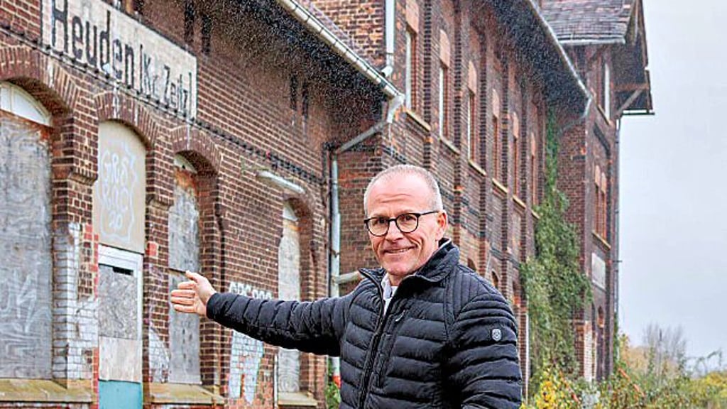 Bürgermeister der Elsteraue Mark Fischer am ehemaligen Bahnhof in Reuden