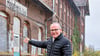 Bürgermeister der Elsteraue Mark Fischer am ehemaligen Bahnhof in Reuden