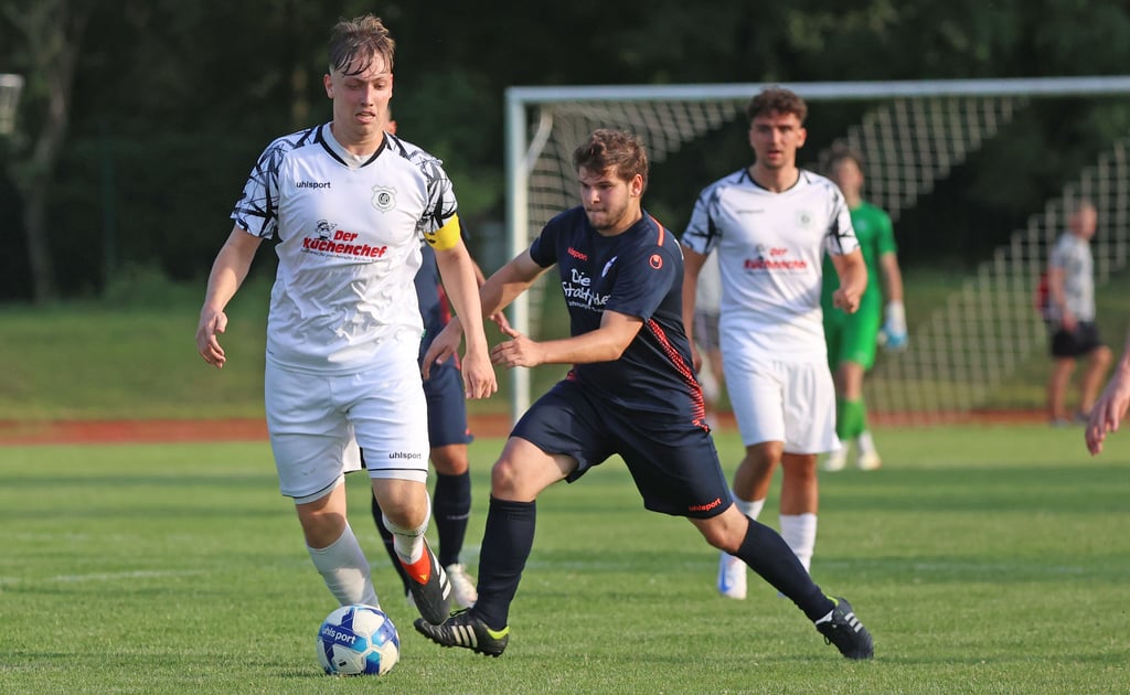 Jonas Riemann (am Ball) trägt auch im zweiten Jahr in Folge die Kapitänsbinde beim VfB Ottersleben.