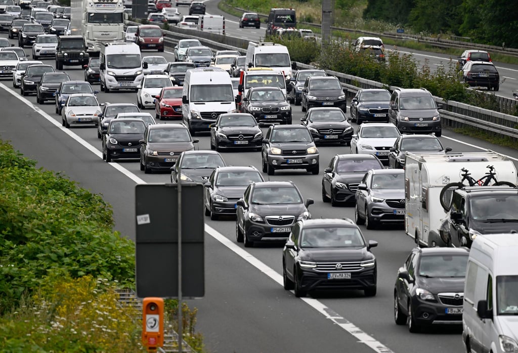 In Niedersachsen fahren viele Autos. Das führt manchmal zu Stau. (Symbolbild)