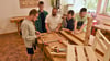  Die  Azubis für das 1. Lehrjahr Fachpraktiker Holzverarbeitung – Jamie Prondzioch, Anthony Hübser, Nico Seyffarth und Tom Kersten (v.li.) –  zeigen unter Anleitung von Ausbilder Sven Sicka (Mitte), was sie künftig in der Werkstatt im Kolping-Berufsbildungswerk Hettstedt lernen werden.