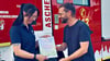Debby Heinze von der Aschersleber Feuerwehr nimmt die Urkunde für den Baum von Silvio Merkwitz vom Verschönerungsverein entgegen.