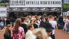 Bei der „Eras“-Tour von Taylor Swift 2024 in Gelsenkirchen standen viele Fans Schlange vor dem Merchandising-Stand. (Archivbild)