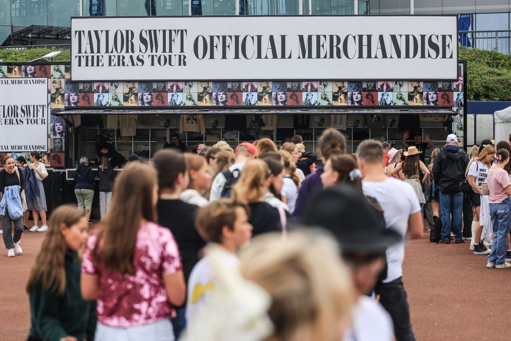 Bei der „Eras“-Tour von Taylor Swift 2024 in Gelsenkirchen standen viele Fans Schlange vor dem Merchandising-Stand. (Archivbild)