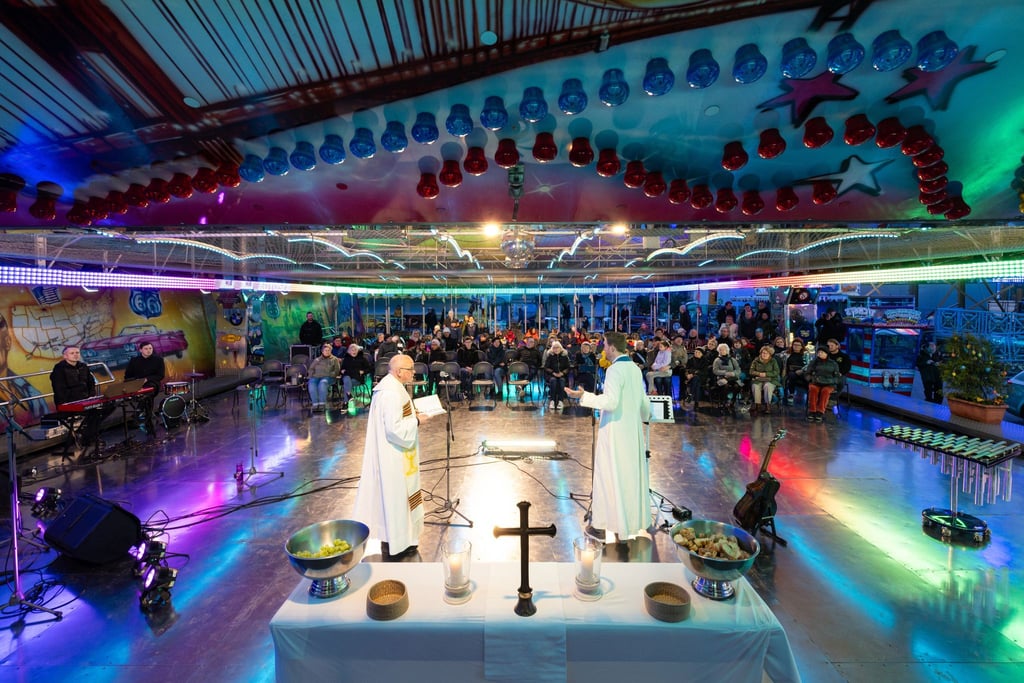 Die Evangelische Kirche in Mitteldeutschland lädt zu Gottesdiensten auf Volksfesten ein - wie 2024 zum „Abendmahl im Autoscooter“. (Archivbild)