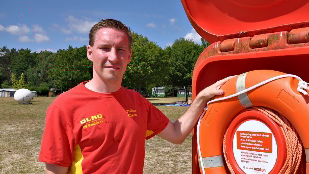 Phillipp Dietert ist neuer Vorsitzender des DLRG-Ortsverbandes Genthin und setzt auf das Schwimmenlernen von Kindern und die Ausbildung von Rettungsschwimmern.