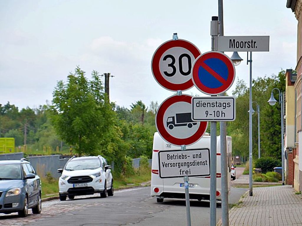 Die Güstener Straße in Staßfurt ist seit einigen Wochen viel mehr befahren als sonst.