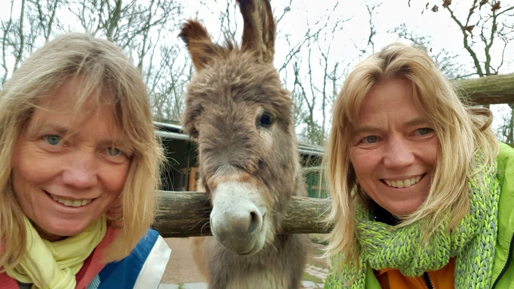 Ein Herz und eine Seele: Die Zwillingsschwestern Iris (rechts) und Claudia Brümmer besuchen ihren Pino jeden Monat.