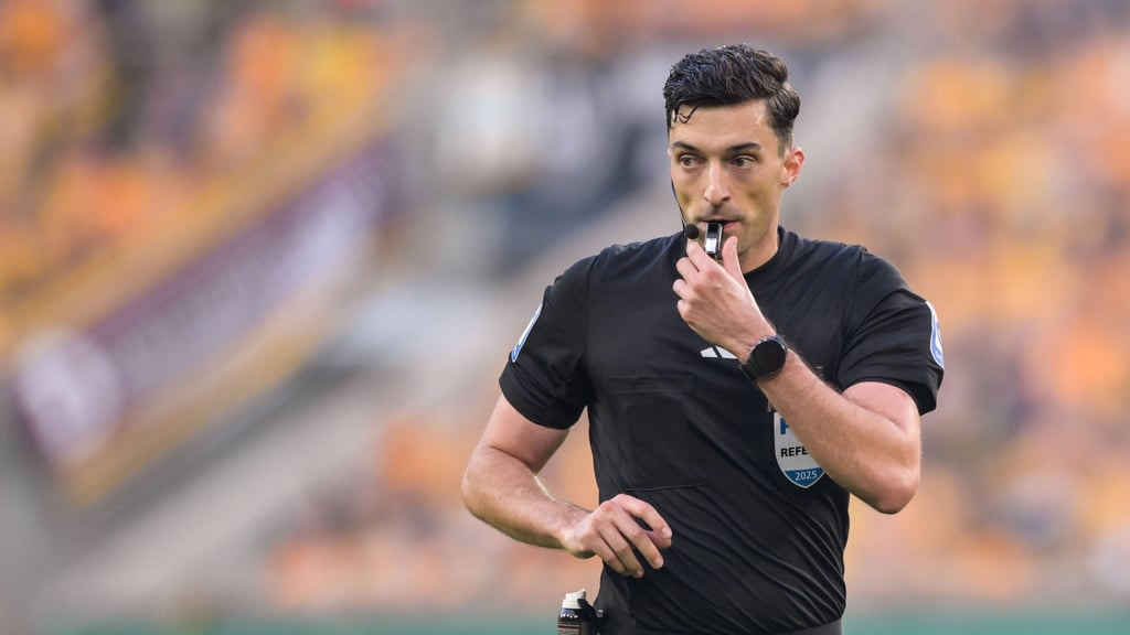 Schiedsrichter Florian Badstübner leitet den Bundesliga-Auftakt in der Allianz Arena.