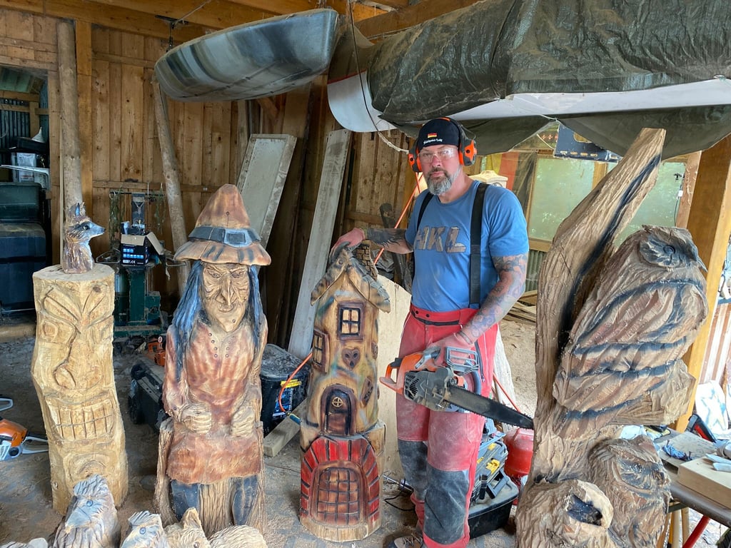 Der Ur-Wansleber Cristian Curth alias „Holzkunst-Loki“ erweckt Märchenfiguren zum Leben.