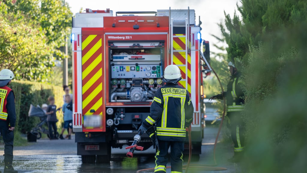 Anwesende zögern nicht und bringen die Flammen zunächst selbst unter Kontrolle.