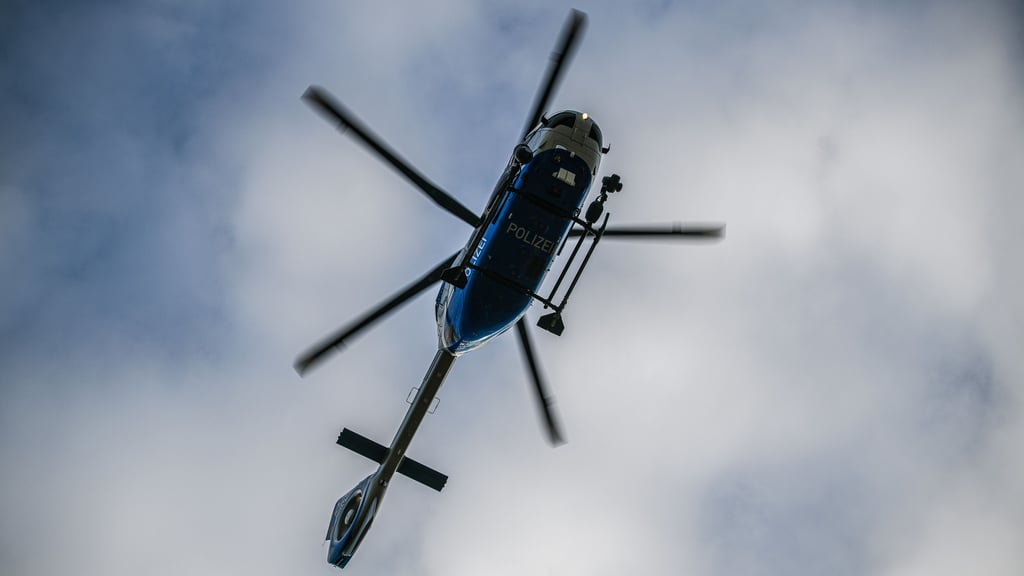 Über der Magdeburger Innenstadt kreiste am Donnerstagnachmittag ein Hubschrauber der Polizei.