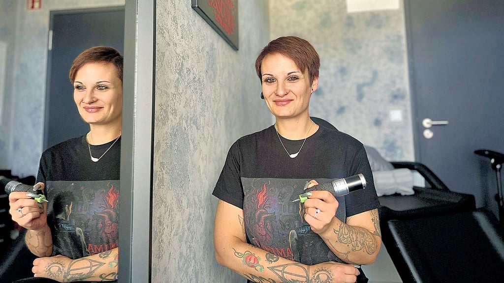 Isabella Hohensee mit ihrer kabellosen Tattoonadel im kleinen Atelier in der Breite Straße 35.
