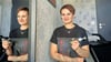 Isabella Hohensee mit ihrer kabellosen Tattoonadel im kleinen Atelier in der Breite Straße 35. 