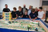 Gemeinsam mit ihrem Lehrer und AG-Leiter Martin Heiler (von l.) und weiteren Unterstützern freuen sich die Schüler Helge, Raffael, Hermine und Benno über ihre neuen Lego-Robotik-Sets.