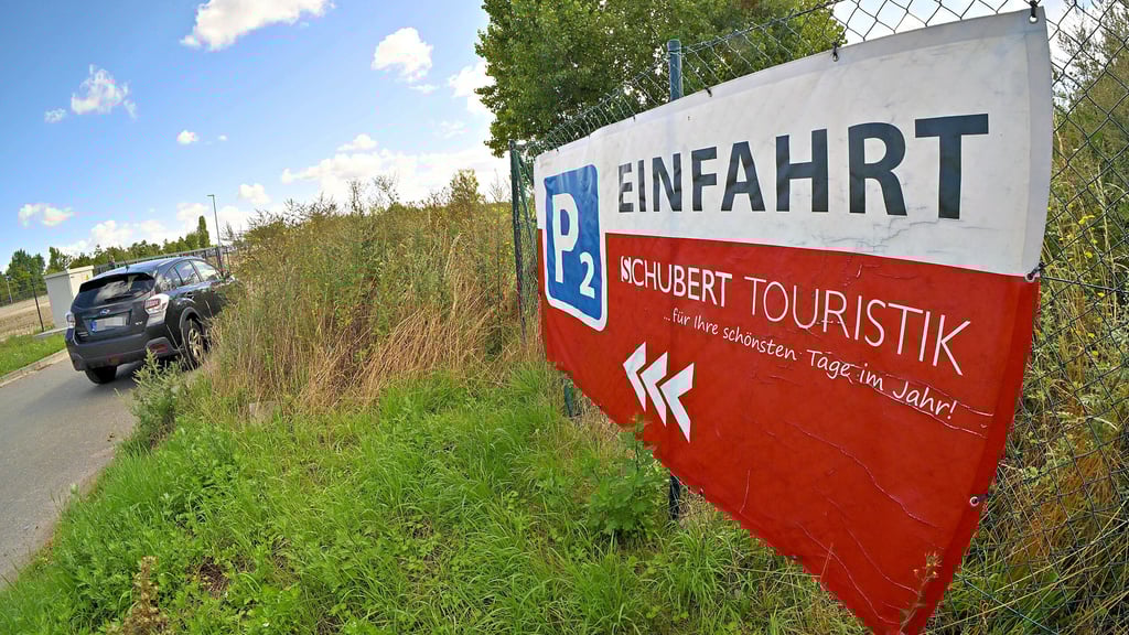 Wo schon ein großes Terminal Reisende empfangen sollte, befindet sich bisher nur ein weitläufiger Parkplatz.