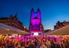 Sommer-Feeling vor der phantastisch illuminierten Marktkirche in Halle: Nach 16 Tagen endet nun die Kulturreihe „Im Sommer nach 8“.
