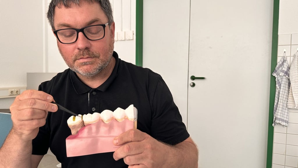 PerioTrap-Geschäftsführer Mirko Buchholz zeigt am Modell eine Zahnfleischentzündung. Die Produkte der Firma aus Halle sollen diese verhindern.